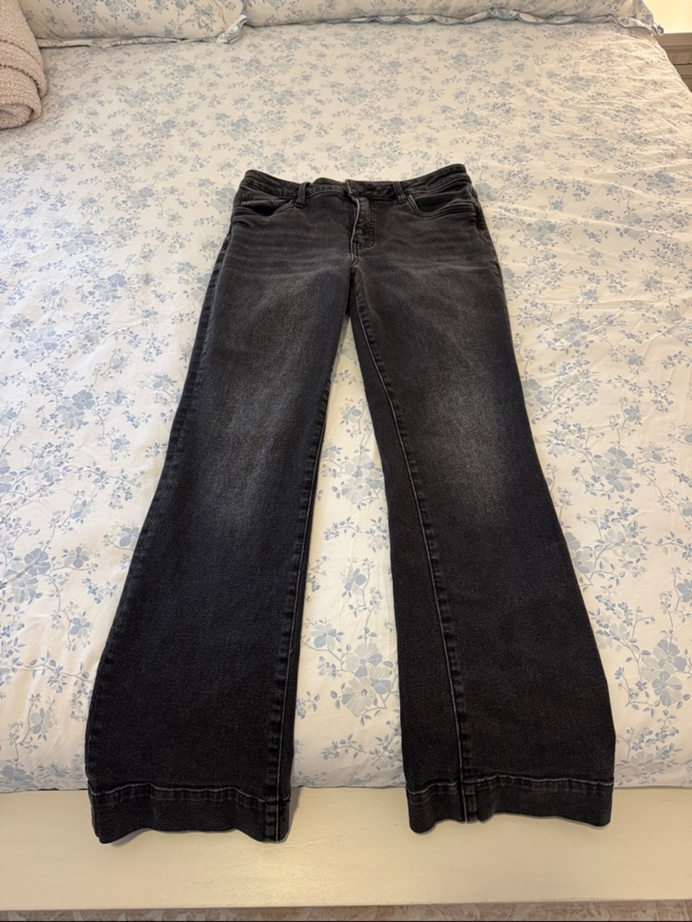 KUT denim high rise Kelsey Fab Ab ankle flare. Size 6